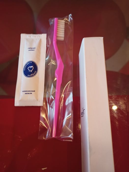 Зубные щетки, поставка для зубных щеток