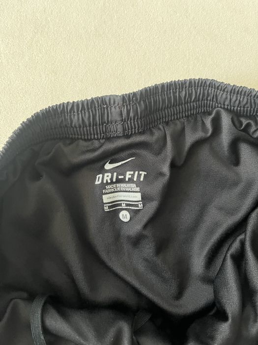 Спортивные шорты Nike размер М