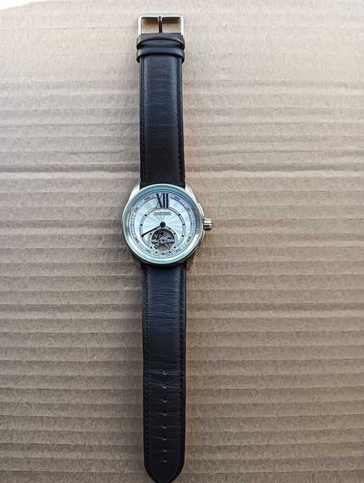 Relógio mecânico CARTIER, de requinte e elegância.