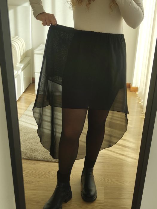 Saia preta assimétrica