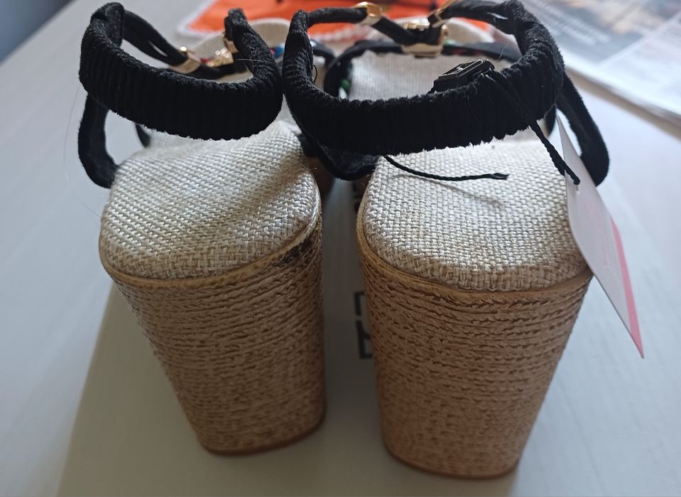 Sandálias novas de plataforma