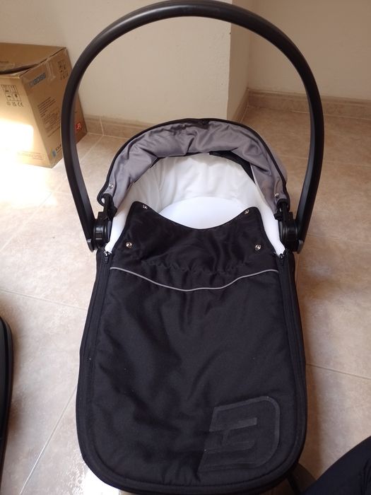 Cadeira auto da Chicco e alcofa de brinde!