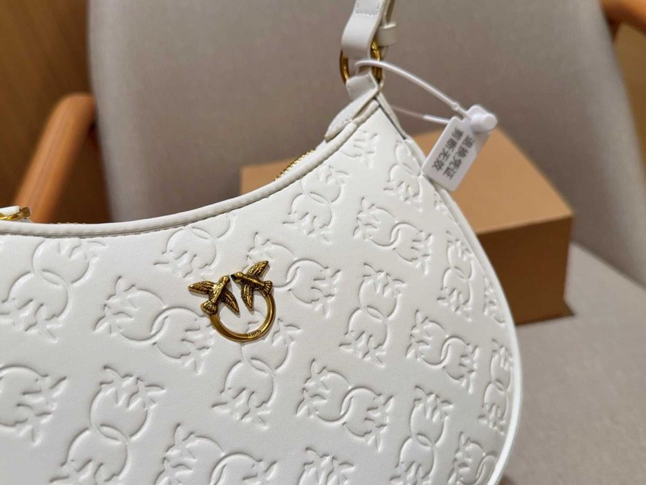 worek z półksiężycem pod pachą