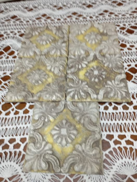Vendo estes azulejos antigos muitos bonitos bom estado