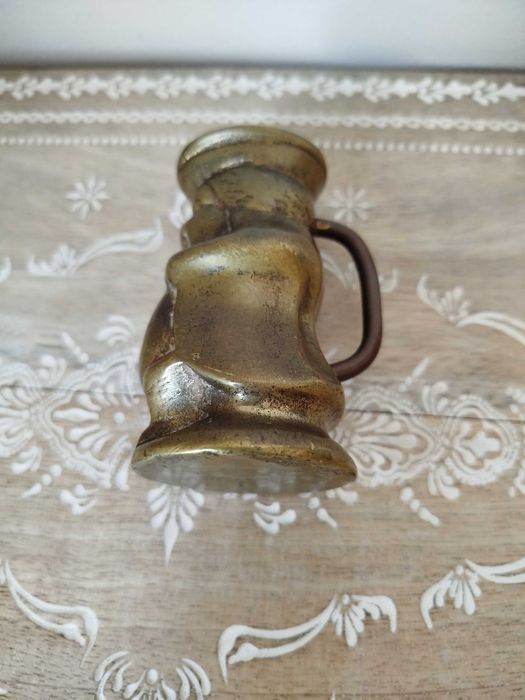 Antigo e curioso Jarro miniatura, latão maciço