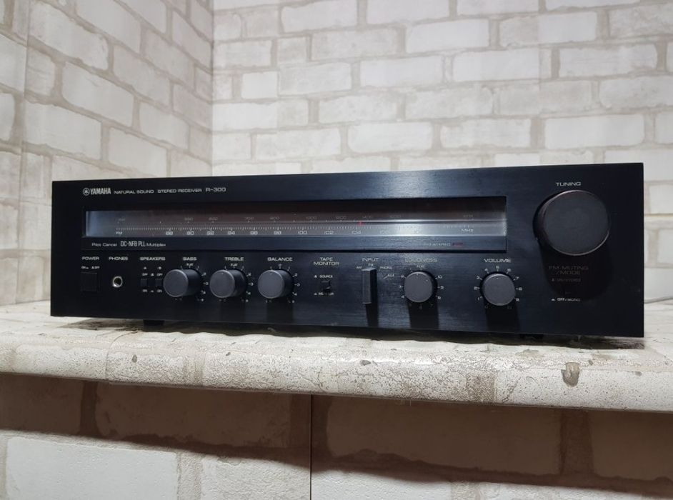 Стерео ресивер/підсилювач YAMAHA R-300, *2х65 Вт, +1ш. б/у з Німеччини