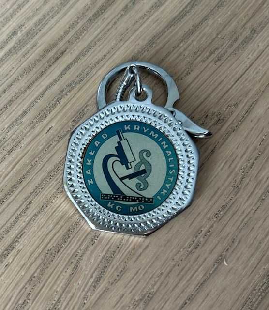 Brelok breloczek Zakład Kryminalistyki KGMO/Totalizator Sportowy PRL