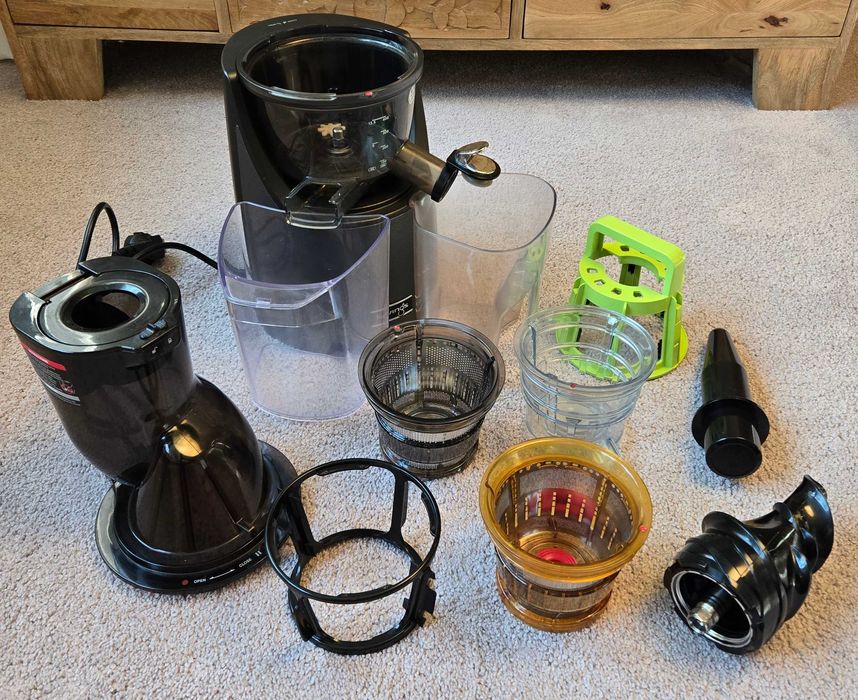 Kuvings evo820 wyciskarka wolnobrotowa_pojemniki