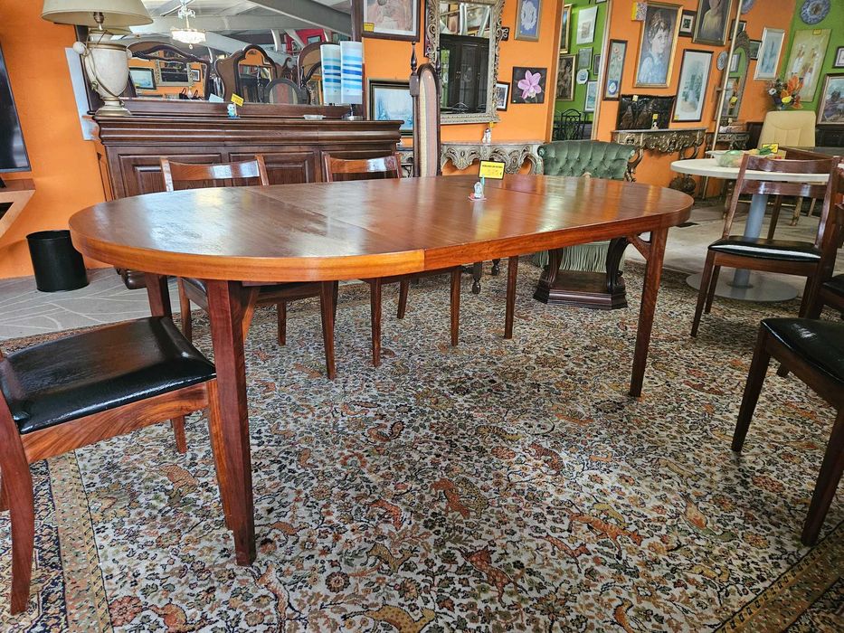 Mesa vintage - Extensivel - Muito bom estado geral - Só a mesa as cadeiras são à parte
