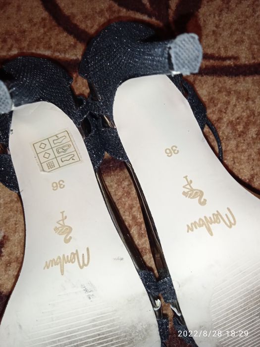 Босоножки на каблуку