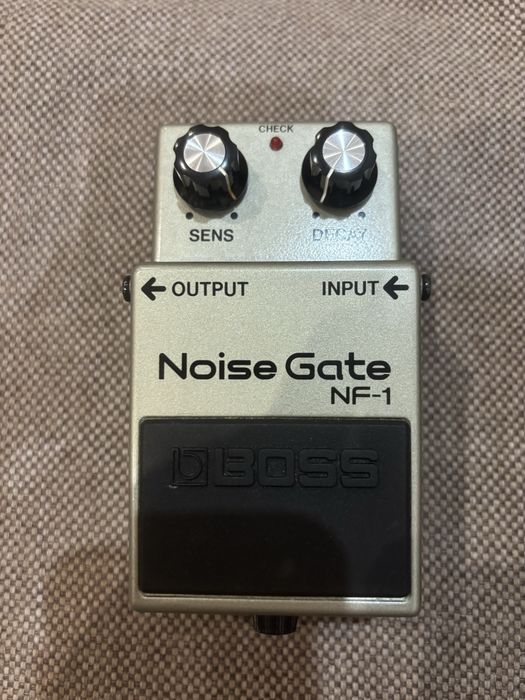 Педалі Boss Limiter LM-2; super distortion and feedbacker DF2; Noise Gate NF1. Кейс Boss BCB-30