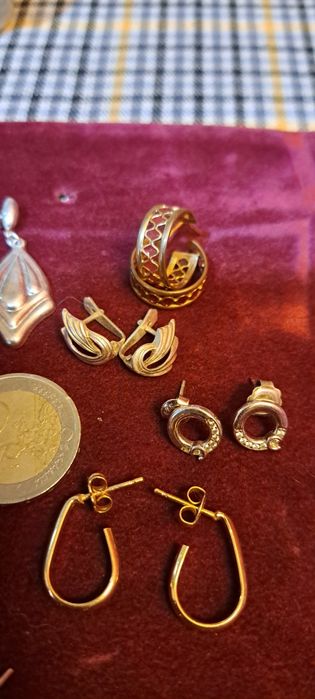 Brincos vintage em prata contrastada.