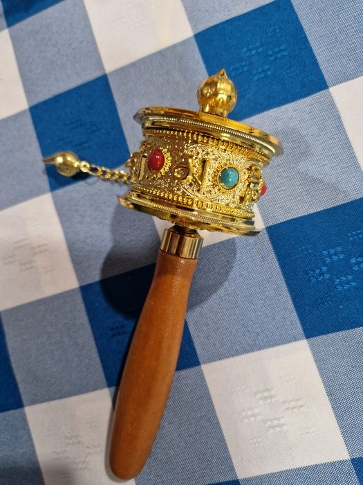 Roda de oração com pega em madeira. Nova