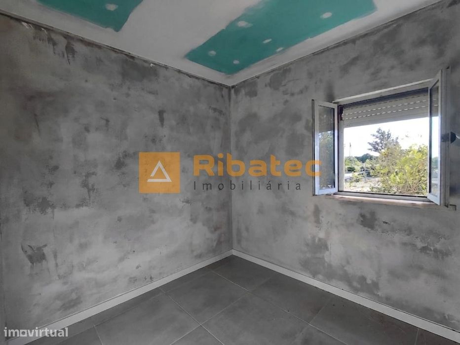 Moradia T2 remodelada com terreno na Fajarda