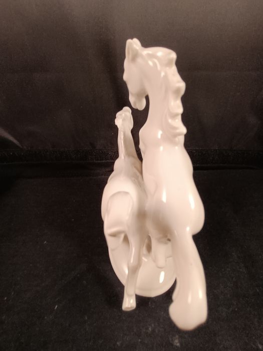 Konie w galopie figurka porcelana gdr