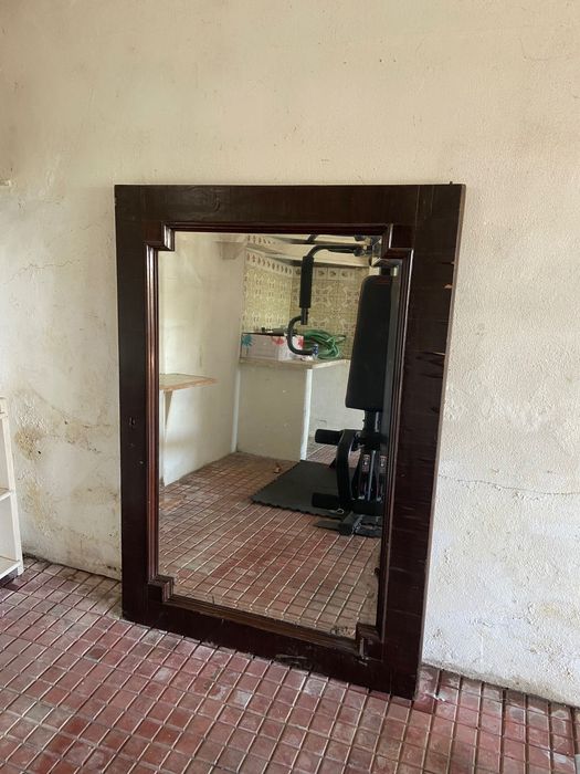 Aparelho de musculação com barra e espelho