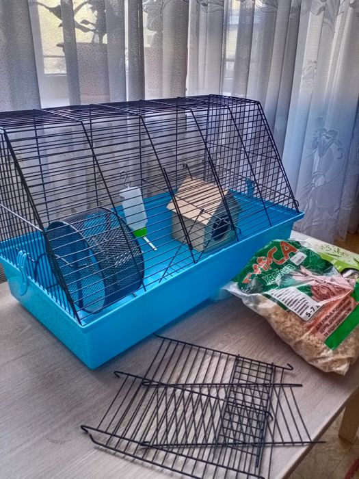 Большая клетка для домашних животных.