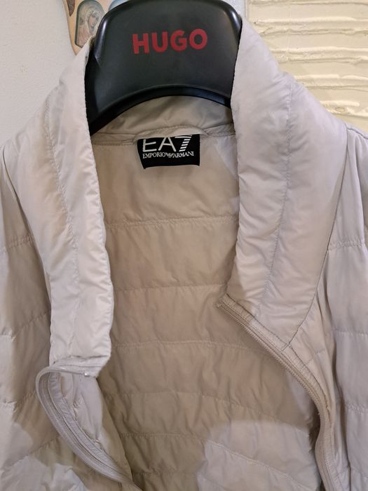 Продам лёгкий пуховик Emporio armani