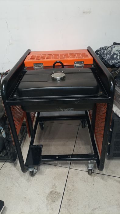 Kompletny wózek transportowy do agregatu prądotwórczego.