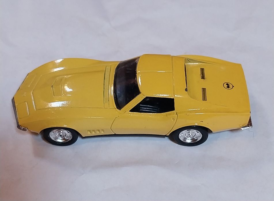 Miniatura Chevrolet Corvette em escala 1/43