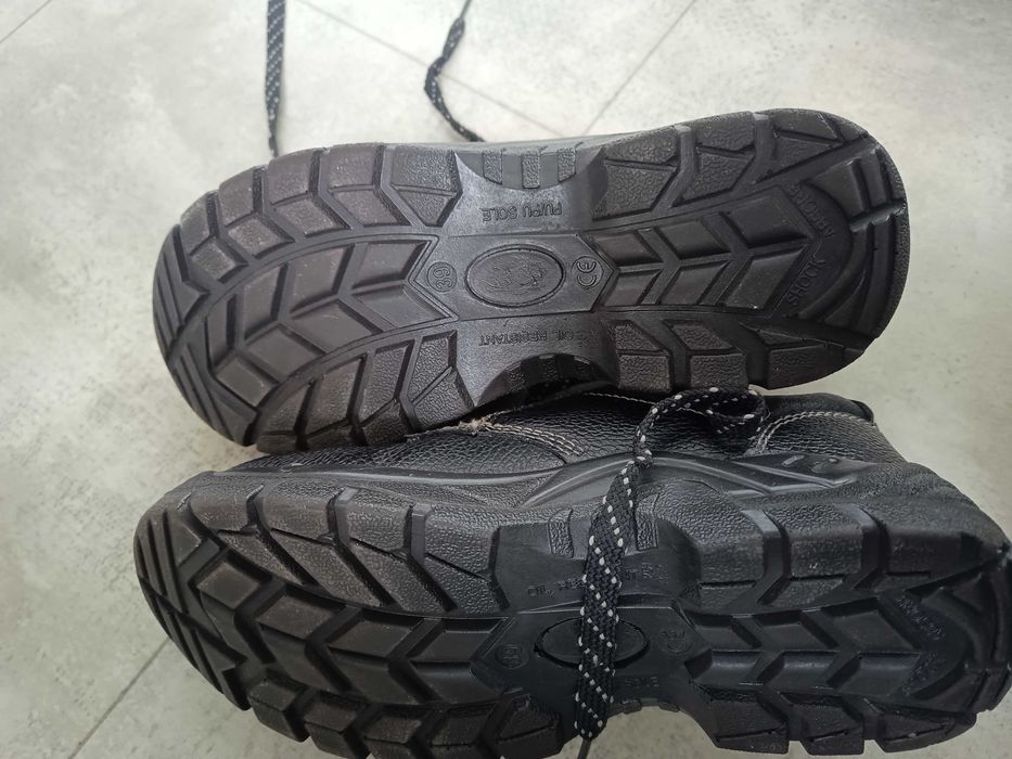Buty robocze ochronne z noskiem.