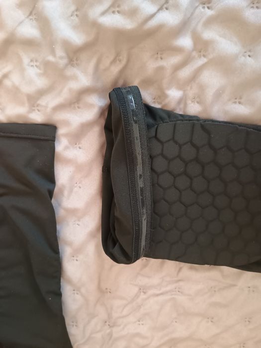 Super zestaw na siłownię: pas treningowy, 2 pary ochraniaczy.