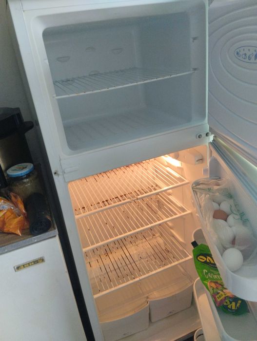 Холодильник, з робочим двигуном. Не холодить.