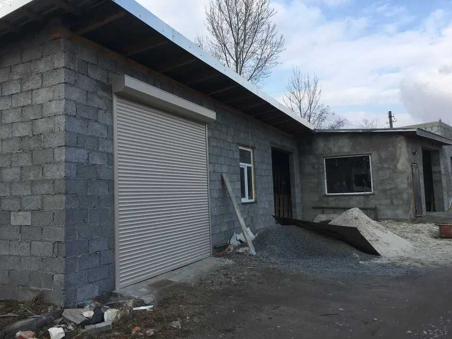 Автоматичні ролетні економ ворота в гараж і повноцінні секційні ворота