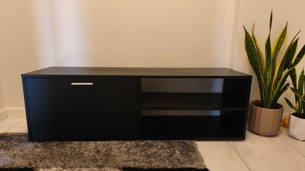 Móvel TV  preto 120 cm de comprimento,35 de profundidade,35 de largura .