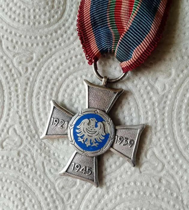 Śląski krzyż powstańczy Caritas