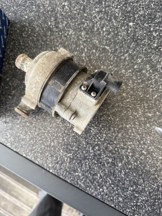 Водяний насос, помпа печі, додаткова помпа VAG 965 567