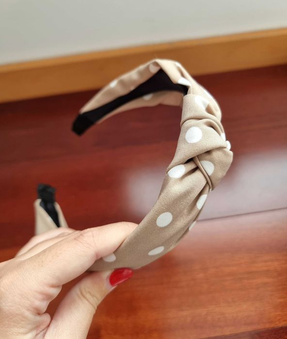 Fita de cabelo bege/ castanha clara com bolinhas brancas