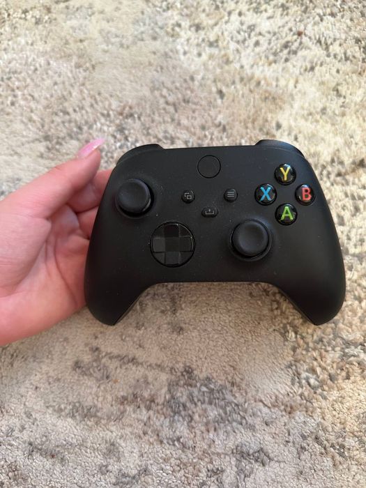 Продам консоль X-Box series X на 1 тб+ джойстик та оригінальні навушни
