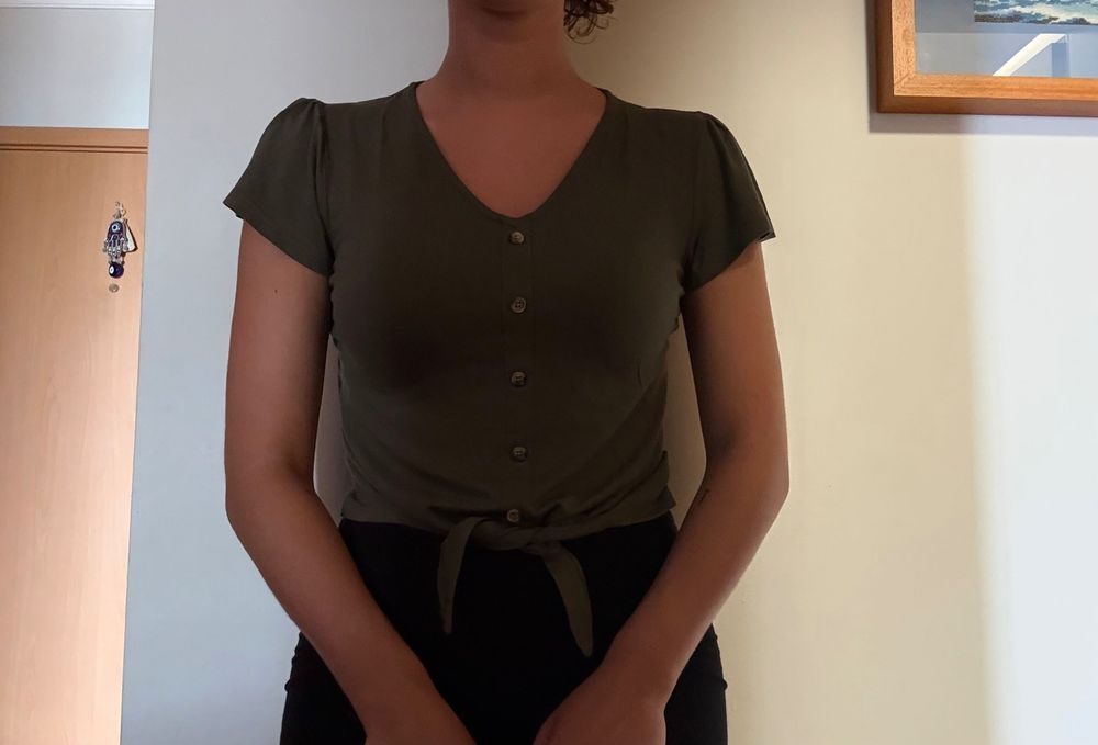 Camisola básica em tons de verde tropa