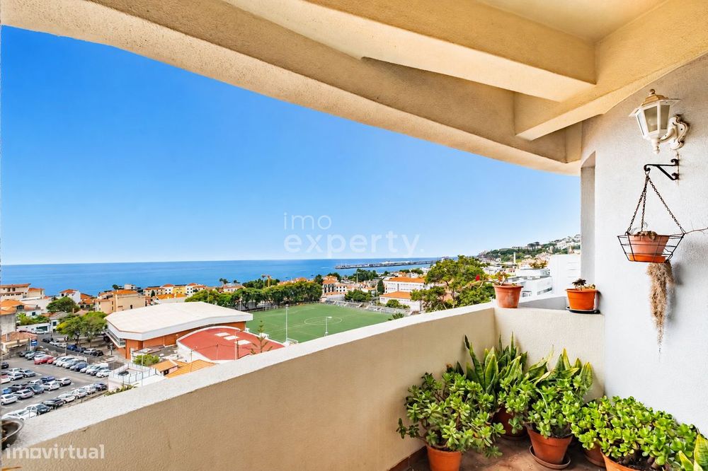 T2 com Vista Porto do Funchal no Último Piso | Conde de Carvalhal, Mad