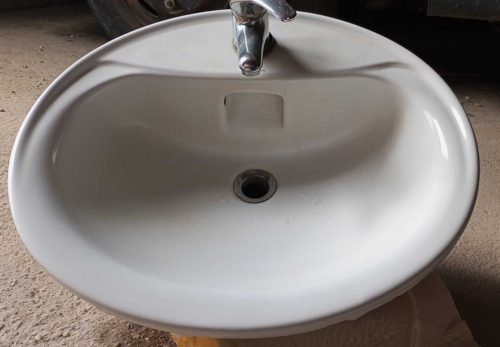 Lavatório Sanitana Luso de encastrar com torneira - Excelente estado
