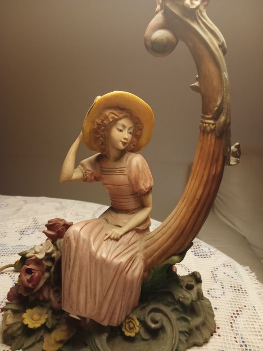 Candeeiro base menina com chapéu, com abajur