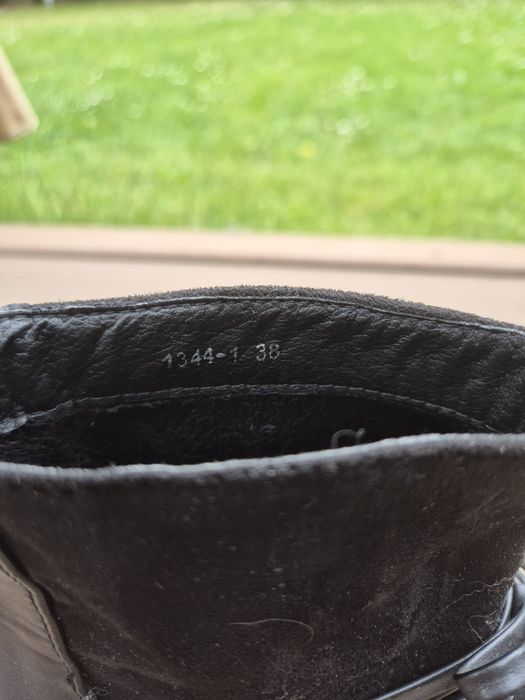 Czarne buty na obcasie marki Vices