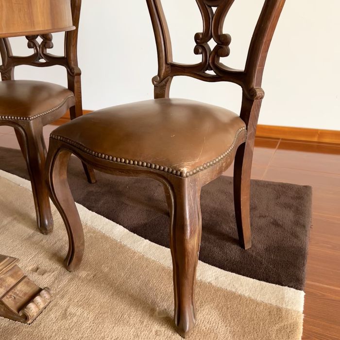 Mesa de Jantar Oval em Madeira Massiça + 4 Cadeiras Trabalhadas