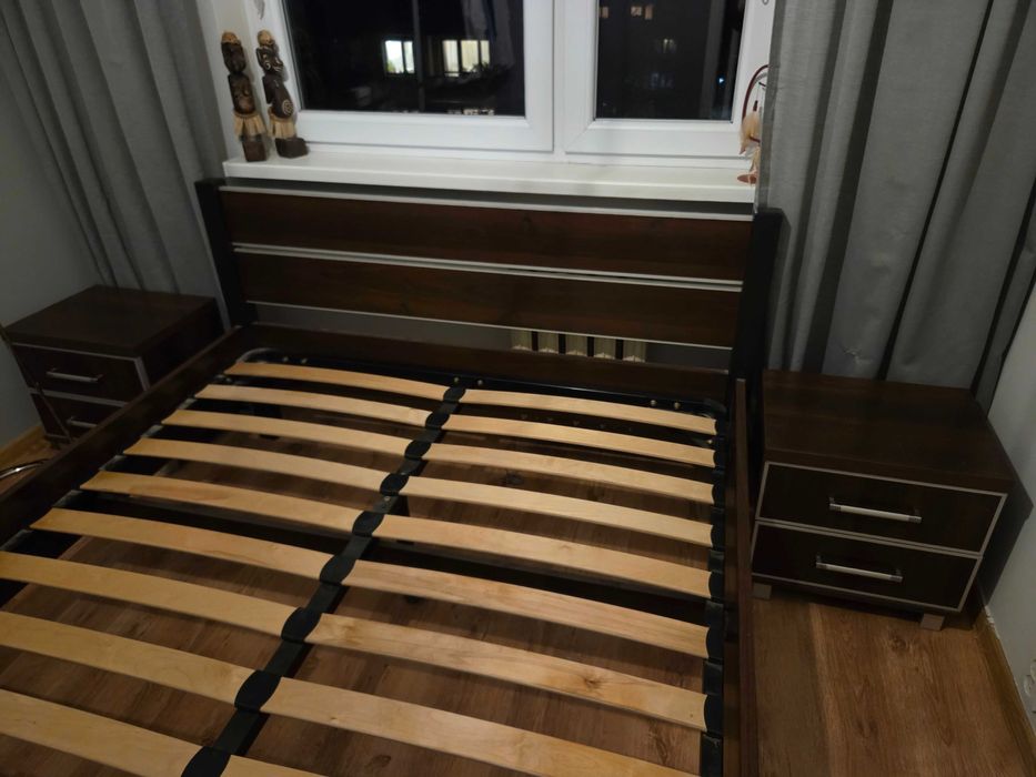 Łóżko sypialniane z szafkami nocnymi