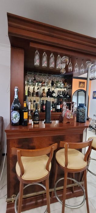 Móvel de Bar de Canto em Madeira + 3 Cadeiras | Espelhado e com Suporte para Copos
