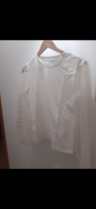 Blusa branca com mangas em tule. Elegante