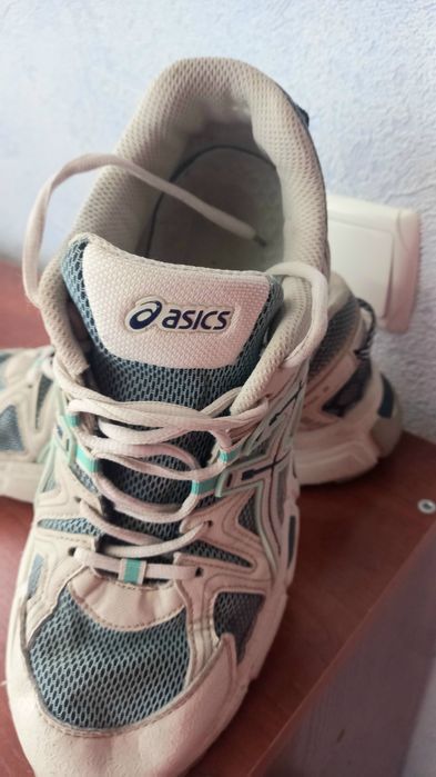 кросівки  Asics у нормальному стані