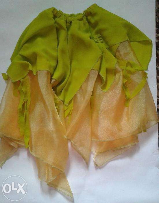 Отличный костюм на праздники на маленькую девочку в отличном состоянии