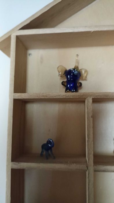 Szkło Murano i drewniana półka