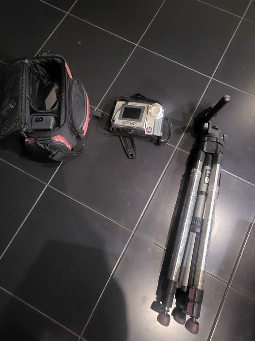 camara video antiga sharp de cassete e tripé