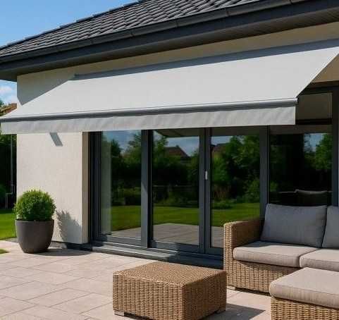 Toldo elétrico com cobertura e tecido beije às riscas
