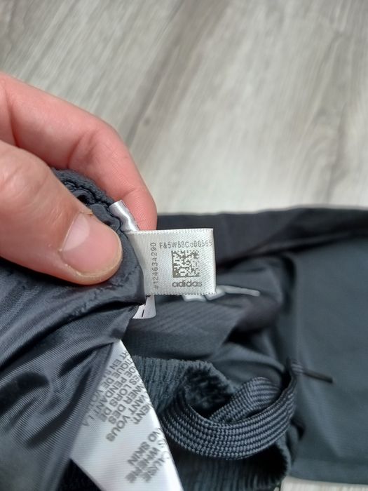 Śliskie spodnie sportowe adidas czarne w rozmiarze S