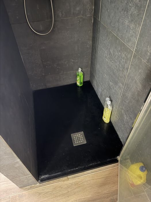 Base de duche de cor preta, com as medidas: 77,5x110m