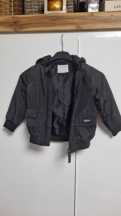 Kurta czarna  z kapturem firmy KappAhl rozmiar 92cm.